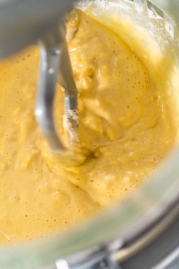 Mini Paskalya ekmeği pişirmek için mutfak mikseri malzemelerini karıştırıyorum..