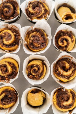 Kaval çantasındaki krem peynirli kremayla mayasız tarçınsız çörekleri süslüyor..