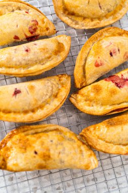 Mutfak tezgahındaki tavada taze pişmiş vişneli börek var..