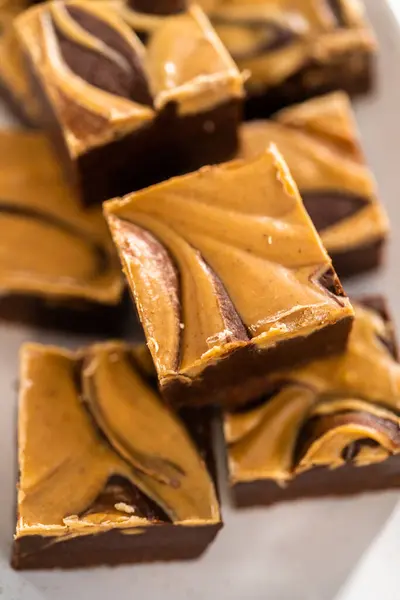 Fudge Chocolat Fait Maison Avec Des Morceaux Tourbillon Beurre Arachide — Photo