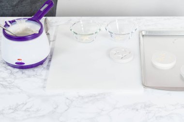 Beyaz çikolata yıldızları yapmak için beyaz çikolata eritmek.