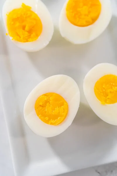 Нарізані Тверді Яйця Білій Тарілці — стокове фото