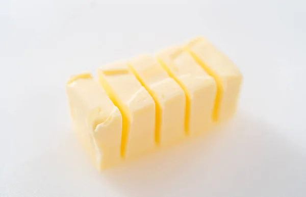 Krojenie Paluszków Niesolonego Masła Białej Desce Krojenia — Zdjęcie stockowe