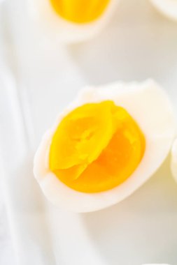 Beyaz servis tabağında dilimlenmiş haşlanmış yumurta..