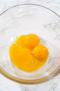 Limon jöleli limonlu kurabiye. Islak malzemeleri büyük bir bardakta karıştırıp limonlu kurabiye pişirmek için karıştırıyorum..