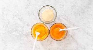 Düz yatıyordu. Erimiş çikolataya turuncu ve sarı besinleri karıştırarak mısır şekeri hazırlıyorum..