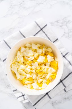 Beyaz bir seramik kasede haşlanmış yumurta..