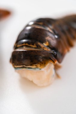 Sarımsaklı ıstakoz kuyruğu yapmak için çiğ ıstakoz kuyruğu hazırlıyorum..