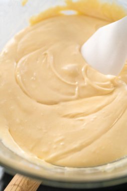 Çikolata parçacıkları ve diğer malzemeleri kaynayan suyun üzerinde karıştırarak mısır şekeri hazırlamak..