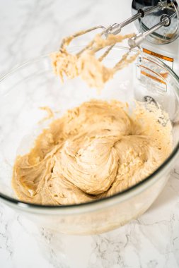 Muzlu yulaf ezmeli kek pişirmek için büyük bir bardakta karıştırma malzemesi..