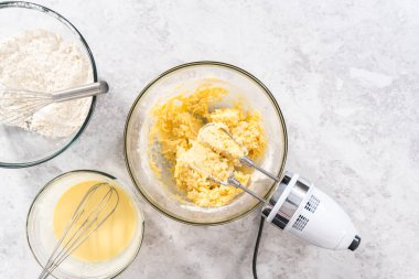 Düz yatıyordu. 4 Temmuz pastasını çikolatalı yıldızlarla karıştırmak için cam bir kasenin içindekileri karıştırıyorum..