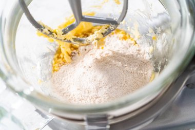 Yumuşak yulaflı kuru üzümlü cevizli kurabiyeler pişirmek için mutfak tezgahında karışımlar hazırlıyorum..