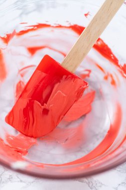 Pasta pişirdikten sonra cam bir kasede kirli mutfak aletleri..