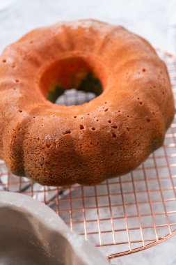 Yuvarlak soğutma rafında taze pişmiş kek.