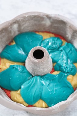 Pasta tepsisini kırmızı, beyaz ve mavi keklerle doldurarak 4 Temmuz 'da çikolata yıldızlı kek yapmak..