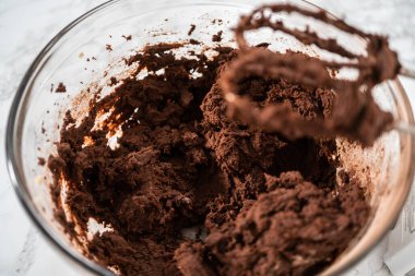 Nane şekerli çikolatalı kurabiyeler pişirmek için büyük bir bardakta karıştırma malzemesi..