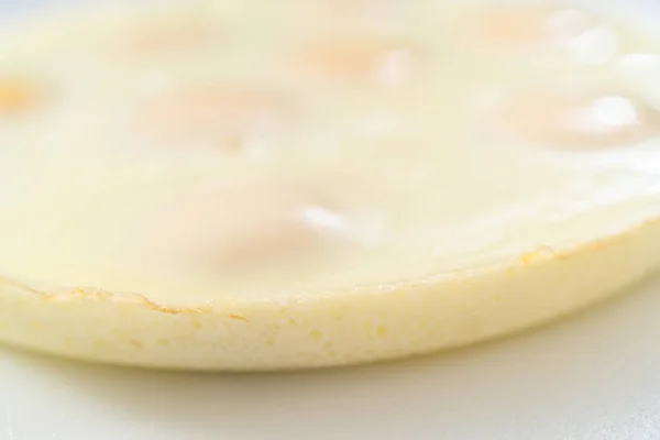 白いまな板の上にローフの形でゆで卵を切る — ストック写真
