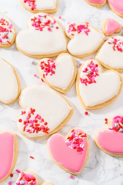 Herzförmige Zuckerkekse Zum Valentinstag Mit Rosa Und Weißem Zuckerguss Verzieren — Stockfoto