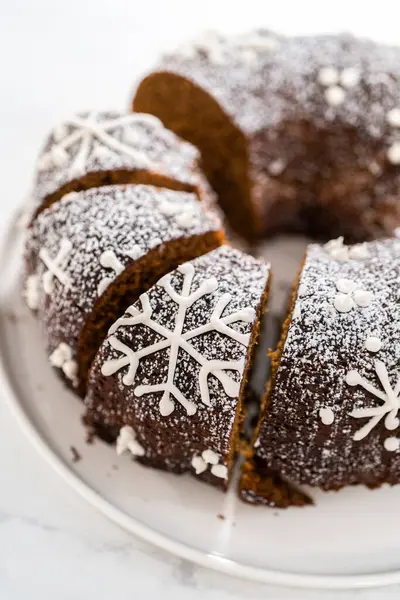 Snijd Peperkoek Bundt Cake Met Karamel Vulling Boterroom Glazuur Poedersuiker — Stockfoto