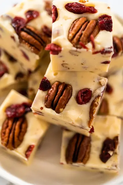 Beyaz Seramik Tabakta Yapımı Beyaz Çikolatalı Fındıklı Şekerleme Parçaları — Stok fotoğraf