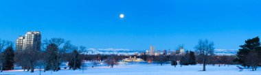 Şehir merkezindeki bir görünüm güneş doğmadan önce denver.