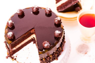 çikolata kaplı tuzlu karamel Saç köpüğü ile tuzlu karamel truffle torte çikolatalı kek katmanları ile dolu.