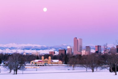 Şehir merkezindeki bir görünüm güneş doğmadan önce denver.