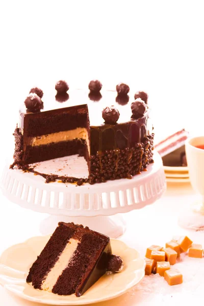 Gesalzene Karamelltrüffeltorte Mit Schichten Von Schokoladenkuchen Gefüllt Mit Gesalzenem Karamellmousse — Stockfoto