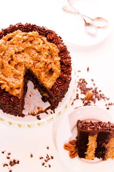 Deutscher Schokoladenkuchen Mit Zwei Lagen Schokoladenkuchen Gefüllt Und Mit Klassischer — Stockfoto