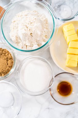 Sevgililer Günü 'nde çikolatalı kurabiyeler ve çikolatalı kalpler pişirmek için cam karışımında ölçülmüş malzemeler..