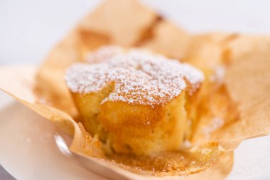 Taze pişmiş elmalı, pudra şekerli, Sharlotka çöreği yemek..