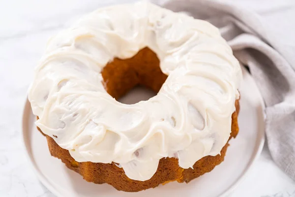 Świeżo Upieczone Ciasto Dyniowe Polewą Serową Blacie Kuchennym — Zdjęcie stockowe