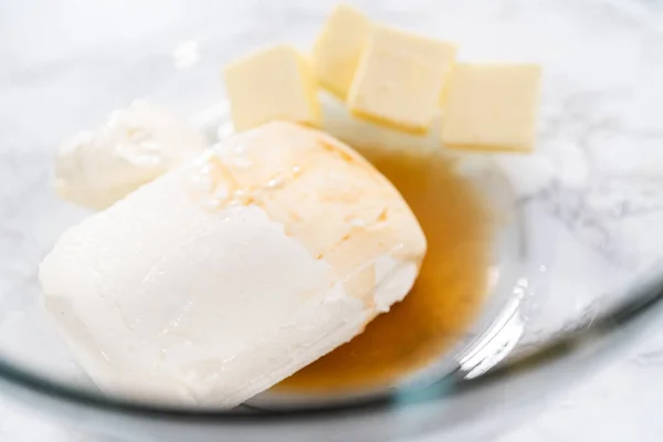 Mezclar Los Ingredientes Tazón Grande Para Preparar Glaseado Queso Crema —  Fotos de Stock