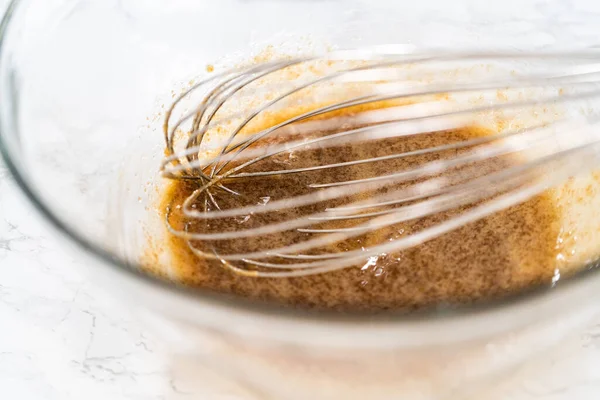 Mescolare Gli Ingredienti Umidi Una Grande Ciotola Vetro Cuocere Muffin — Foto Stock