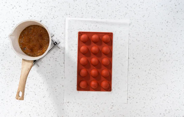Ležel Mrznoucí Karamelizovaný Cukr Navrch Silikonových Forem Výrobu Karamelových Cupcake — Stock fotografie