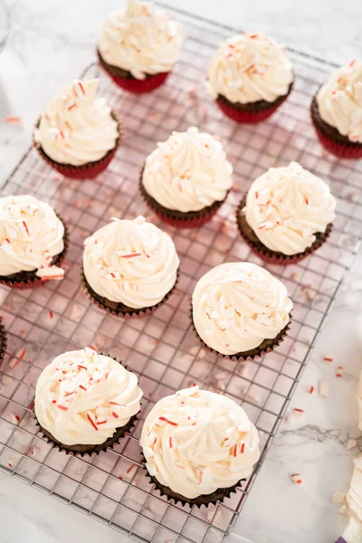Piping Peppermint Buttercream Frosting Top Chocolate Cupcakes Decorating Crushed Peppermint — Stock Photo, Image