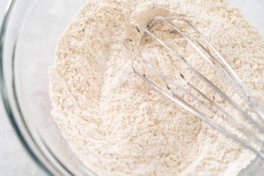 Kuru malzemeyi büyük bir bardakta çırpma kabıyla karıştırıp krem peynirli havuçlu kek pişirmek..