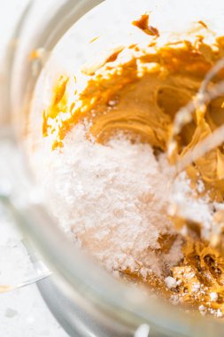 Elektrikli mikserde tereyağlı krema yapmak için malzemeler kırbaçlanıyor..