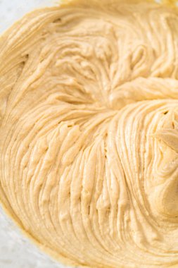 Malzemeleri karıştırıcı ile karıştırarak büyük bir karıştırma kabında Dulce de Leche kekleri pişiriyorum..