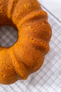 Mutfak tezgahında yeni pişmiş balkabaklı kek..