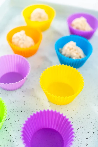Scooping Cupcake Beslag Met Deeg Scoop Silicium Muffin Liners Citroen — Stockfoto