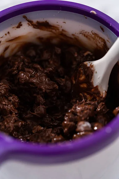 Derretir Chispas Chocolate Crisol Dulces Para Preparar Fresas Cubiertas Chocolate — Foto de Stock