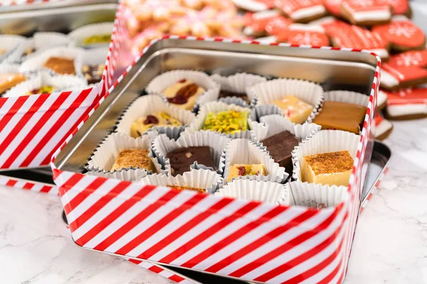 把自制的各种软糖和姜饼包在锡盒里 作为圣诞礼物 — 图库照片
