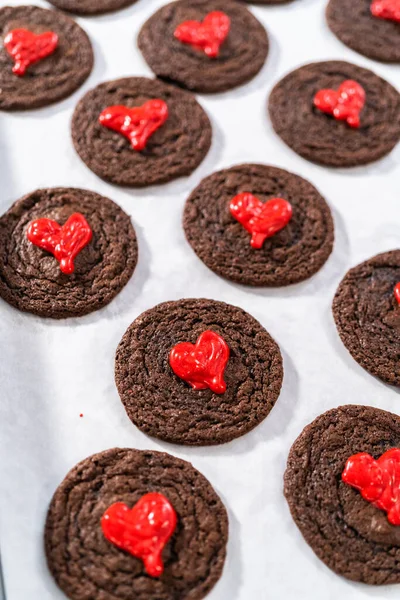 Decorating Chocolate Cookies Red Chocolate Hearts — ストック写真