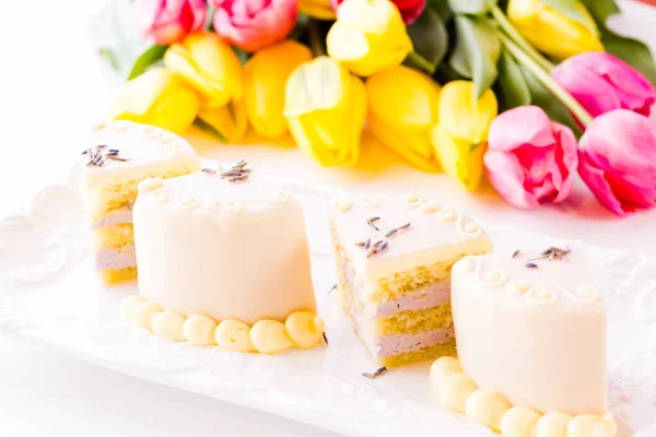 Білий Шоколадний Медовий Лавандовий Торт Виготовлений Губчастого Торта Наповненого Медом — стокове фото