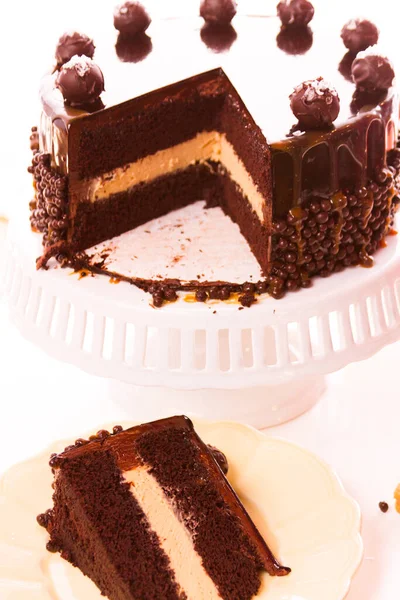 盐渍焦糖松露蛋糕上面的巧克力蛋糕层装满盐渍焦糖慕斯 巧克力 — 图库照片