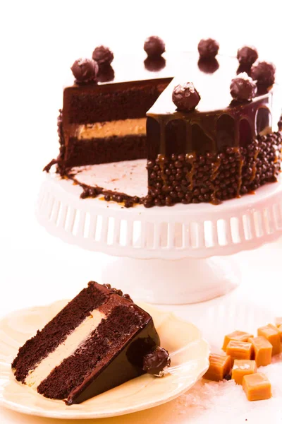 Αλατισμένα Καραμέλα Τρούφας Torte Στρώματα Του Κέικ Σοκολάτας Που Γεμίζουν — Φωτογραφία Αρχείου