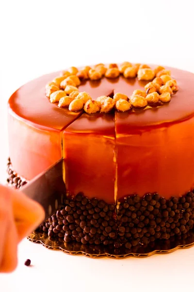 Gourmet Schokolade Haselnuss Und Karamellkuchen Auf Weißem Hintergrund — Stockfoto