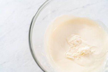 Krem peyniri jöleli yapmak için karışımı büyük bir bardakta karıştırıyorum..