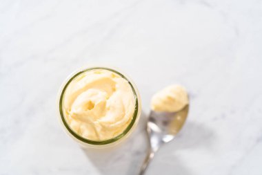 Krem peynir küçük cam jat içinde kek için doluyor..